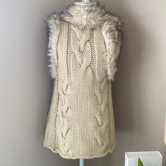 Jessica Simpson sweater vest great with jeans and boots only worn once - Picture 3 of 4